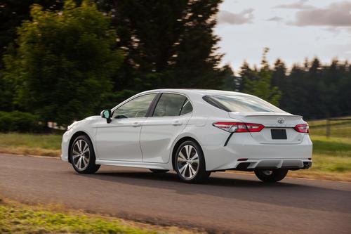 Toyota Camry không áp dụng khuyến mãi vẫn đạt doanh số khủng, bám sát VinFast Lux A2.0