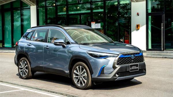 Toyota Cross 2023 tặng gần 100 triệu, bảng giá xe Toyota Cross tháng 7/2023