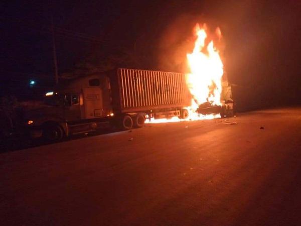 Xe đầu kéo chở than va chạm xe container chở giấy khiến 2 phương tiện bóc cháy dữ dội tại Quảng Trị