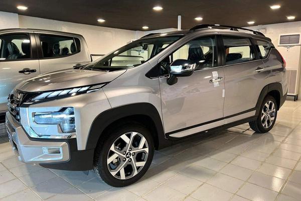 Ảnh thực tế Mitsubishi Xpander Cross 2023, giá từ 698 triệu đồng