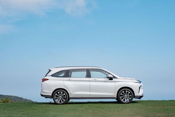 Toyota Veloz Cross 2022 chính thức ra mắt với giá từ 648 triệu đồng