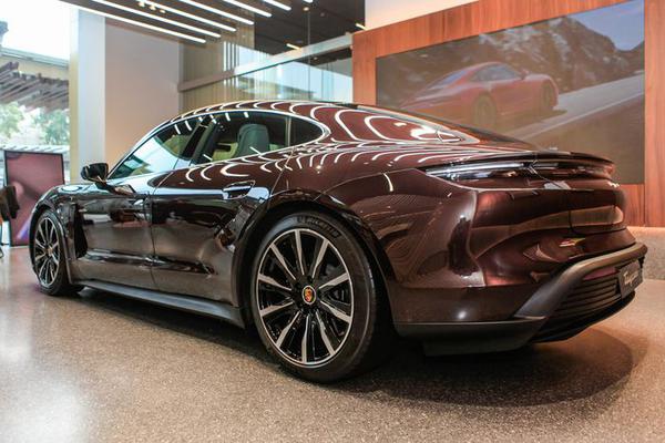 Porsche Taycan tiêu chuẩn với gói trang bị 1,4 tỷ đồng tại Việt Nam