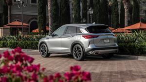 Infiniti QX50 2021 với gói ngoại hình đen bắt mắt