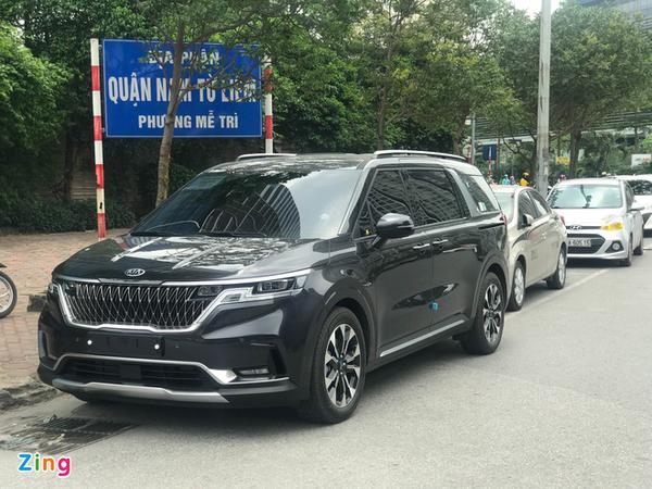 Kia Sedona 2021 bất ngờ lăn bánh trên đường phố Hà Nội gây chú ý