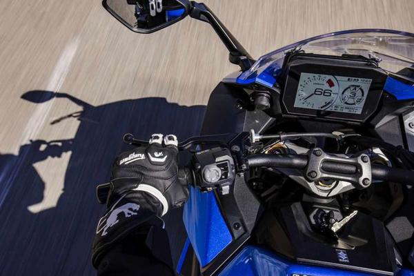 Suzuki GSX-S1000 GT 2022 mới ra mắt, trang bị động cơ 999cc