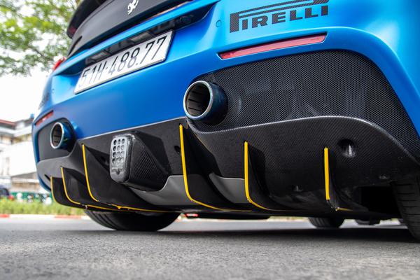 Cận cảnh Ferrari 488 GTB với gói nâng cấp ngoại hình hầm hố tại TP.HCM