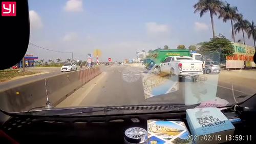 Xe rác tránh ô tô sang đường rồi tông vào ô tô khác chở theo mẹ bầu tại cầu Nguyệt Viên