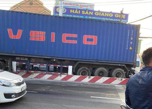 Tài xế xe container đầu kéo ngủ gật, tông vào dải phân cách trên quốc lộ 13
