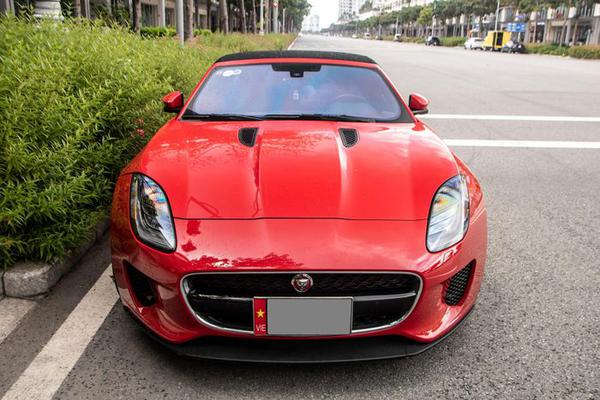 Jaguar F-Type mui trần hàng hiếm bất ngờ xuất hiện tại TP.HCM