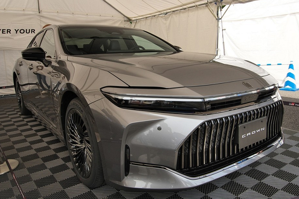 Sedan cỡ lớn Toyota Crown Sedan 2024 ngoài đời thật