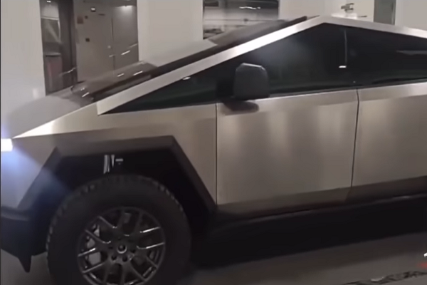 Ảnh bị lộ ngoài đời Tesla Cybertruck phiên bản thương mại