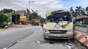 Xe tải lùi trúng xe khách khiến 2 hành khách bị thương nghiêm trọng