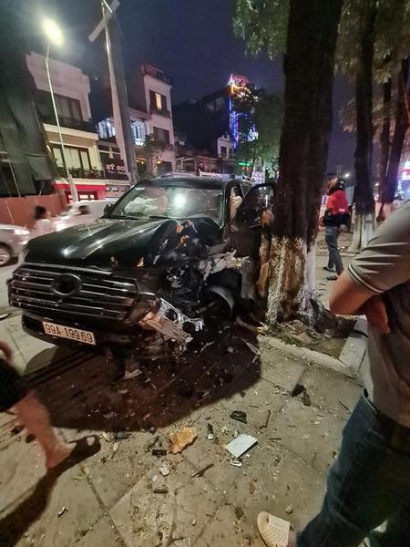 Ô tô Toyota Land Cruiser nổ lốp, tông vào gốc cây bên đường hư hỏng nặng nề