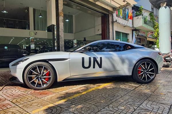 Ngắm Aston Martin DB11 được làm mới ngoại thất lăn bánh trên đường tại TP.HCM