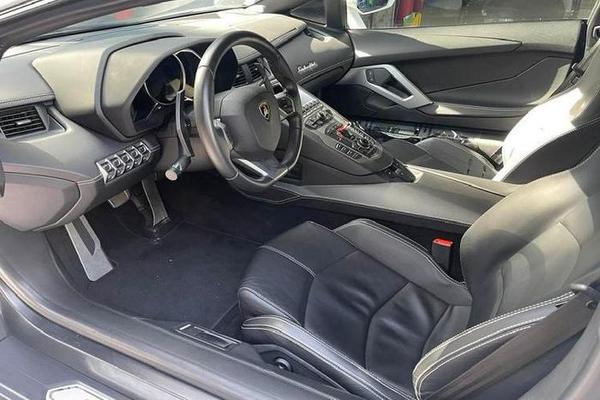 Lamborghini Aventador hiếm hoi tại Việt Nam được showroom rao bán