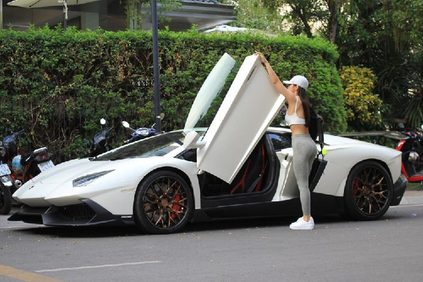Ngắm Lamborghini Aventador 10 tỷ, hot girl Jessie Lương mua của Phan Công Khanh?