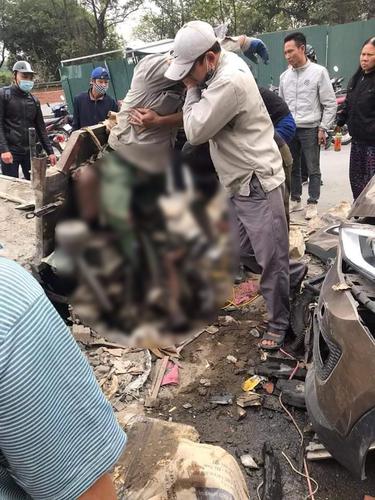 Ô tô lấn làn, tông vào xe 3 bánh khiến một người gãy chân phải đi cấp cứu