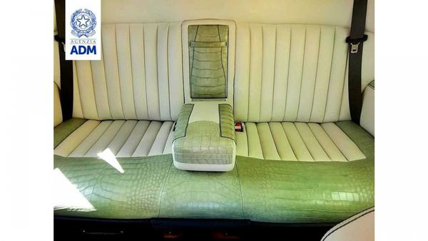 Rolls-Royce Phantom bị cảnh sát tịch thu do nội thất bọc da cá sấu