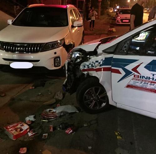 Xe taxi đang quay đầu thì mất lái, tông vào xe máy và ô tô Kia Sorento đang đỗ bên đường