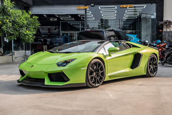 Chi tiết Lamborghini Aventador Roadster màu độc nhất tại TP.HCM
