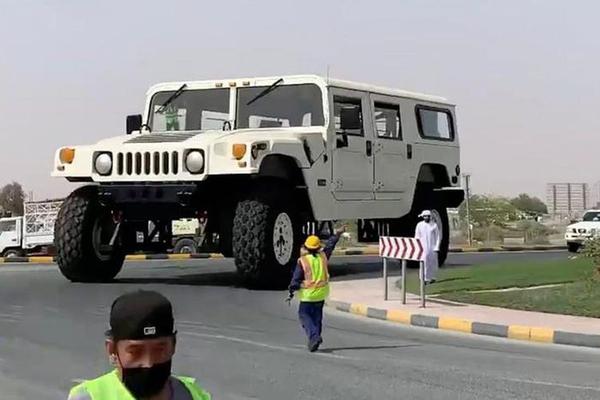 Chi tiết chiếc Hummer H1 "khổng lồ" cao hơn 6 mét, dài 14 mét