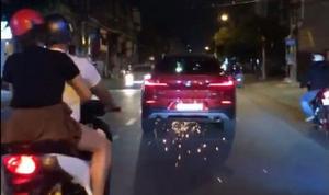 Người phụ nữ lái BMW sau khi gây tai nạn liền lên xe tháo chạy, tiếp tục cuốn một xe máy vào gầm