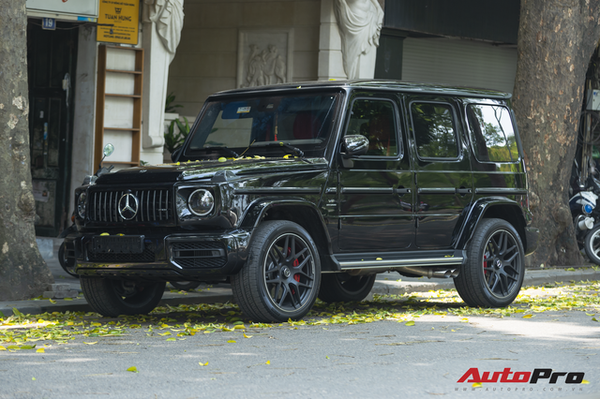 Tuấn Hưng tạo dáng bên chiếc Mercedes-AMG G 63 sở hữu biển số cực đẹp